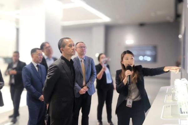Menteri Transmigrasi (Mentrans) M.Iftitah Sulaiman Suryanagara saat mengunjungi Mindray, perusahaan teknologi medis terbesar di Tiongkok yang berlokasi di Wuhan, Provinsi Hubei (Foto: Humas Kementrans) 