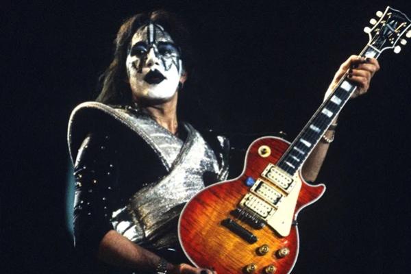 Ace Frehley tampil bersama KISS di Sacramento, California pada tahun 1996. (FOTO: GETTY IMAGE) 