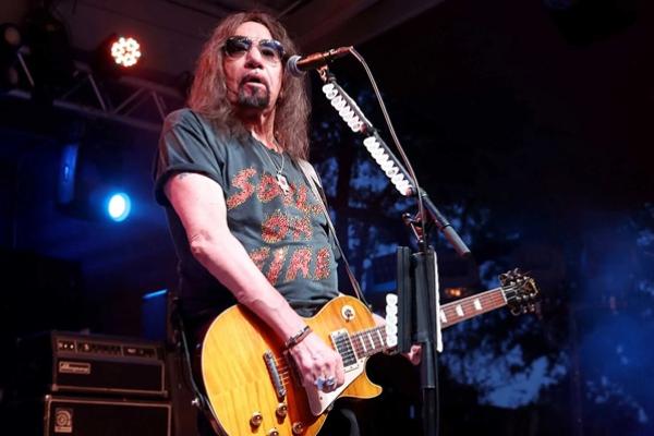 Ace Frehley tampil di Cedar Park, Texas pada tahun 2023. (FOTO: GETTY IMAGE) 