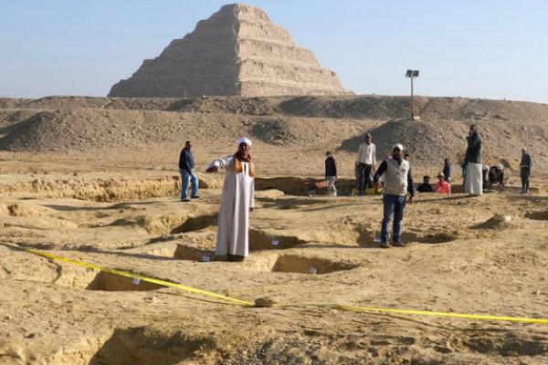 Pekerja barang antik Mesir menggali di situs Piramida Bertingkat Djoser di Saqqara, 24 km barat daya Kairo, 26 Januari 2023. Foto: AP 