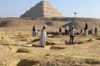 Pekerja barang antik Mesir menggali di situs Piramida Bertingkat Djoser di Saqqara, 24 km barat daya Kairo, 26 Januari 2023. Foto: AP