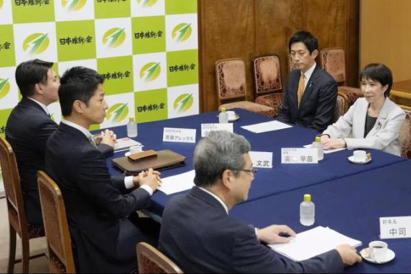 Pemimpin Partai Demokrat Liberal yang berkuasa di Jepang, Sanae Takaichi, bertemu pemimpin partai di Gedung Parlemen Jepang di Tokyo, Jepang, dalam foto yang diambil oleh Kyodo, 16 Oktober 2025. Kyodo via REUTERS 