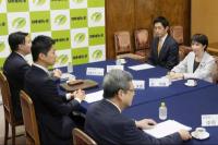 Pemimpin Partai Demokrat Liberal yang berkuasa di Jepang, Sanae Takaichi, bertemu pemimpin partai di Gedung Parlemen Jepang di Tokyo, Jepang, dalam foto yang diambil oleh Kyodo, 16 Oktober 2025. Kyodo via REUTERS