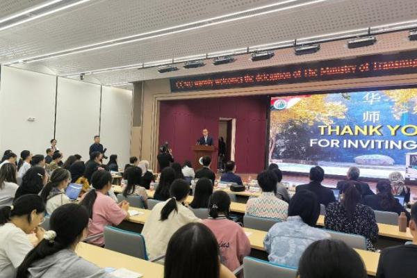 Menteri Transmigrasi M.Iftitah Sulaiman saat memberikan kuliah umum di hadapan sivitas akademika Central China Normal University (CCNU), Wuhan (Foto: Humas Kementrans) 