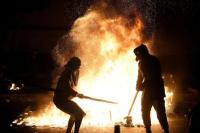 Demonstran berdiri di samping api yang menyala selama protes menentang meningkatnya kejahatan, ketidakamanan ekonomi, dan korupsi, sehari setelah Presiden Jose Jeri memperkenalkan kabinetnya, di Lima, Peru, 15 Oktober 2025. REUTERS