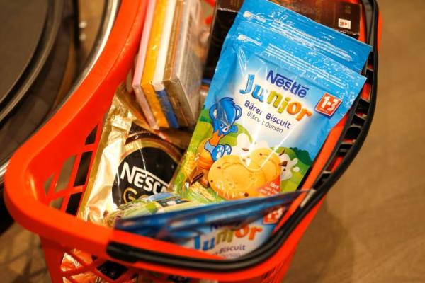 Tas belanja berisi produk Nestle terlihat di supermarket kantor pusat Nestle di Vevey, Swiss, 13 Februari 2020. REUTER 
