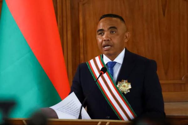 Penguasa militer baru Madagaskar, Kolonel Michael Randrianirina, berbicara setelah dilantik sebagai presiden pada hari Jumat, menggantikan Andry Rajoelina setelah kudeta yang menggulingkannya, di Mahkamah Konstitusi di Antanariv, Madagaskar, 17 Oktober 2025. REUTERS 