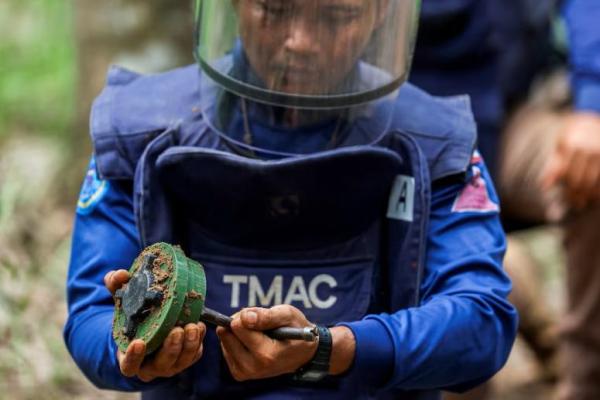 Seorang anggota Pusat Aksi Ranjau Thailand mendemonstrasikan peledakan ranjau PMN-2 dalam kunjungan media yang diselenggarakan oleh Tentara Kerajaan Thailand, menyusul gencatan senjata antara Kamboja dan Thailand, di Provinsi Surin, Thailand, 20 Agustus 2025. REUTERS 