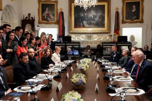 Presiden AS Donald Trump bertemu dengan Presiden Ukraina Volodymyr Zelenskiy saat makan siang di Ruang Kabinet Gedung Putih di Washington, AS, 17 Oktober 2025. REUTERS 