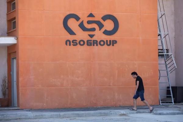 Sebuah logo menghiasi dinding di cabang NSO Group Israel, dekat kota Sapir di Israel selatan, pada tahun 2021. (FOTO: AP) 