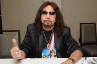 Gitaris KISS Ace Frehley Diramal sebelum Kematiannya di Usia 74 Tahun