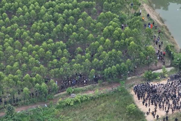 Tampilan drone menunjukkan tentara Thailand dan petugas polisi anti huru hara berhadapan dengan warga Kamboja di sebuah desa yang disengketakan di sepanjang perbatasan Thailand-Kamboja di Provinsi Sa Kaeo, Thailand, 17 September 2025. REUTERS 