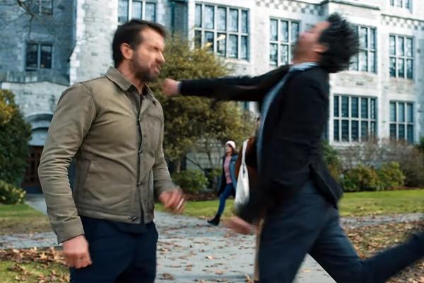 Mark Ruffalo meninju Ryan Reynolds dalam film `The Adam Project`. (FOTO: NETFLIX) 