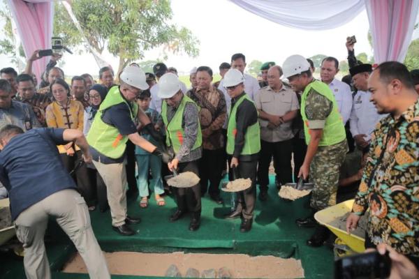 Peletakan batu pertama Koperasi Desa Merah Putih di Desa Wanajaya, Kecamatan Cibitung, Kabupaten Bekasi, Jawa Barat (Foto: Humas Kemendes PDT) 