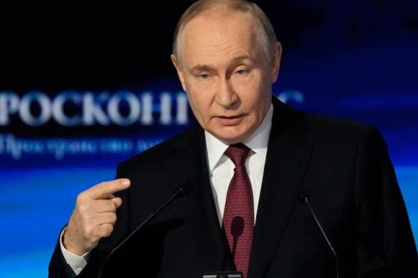 Presiden Rusia Vladimir Putin berpidato dalam sesi pleno forum Pekan Energi Rusia di Manege Moskow, Moskow, Rusia, Kamis, 16 Oktober 2025. Foto via REUTERS 