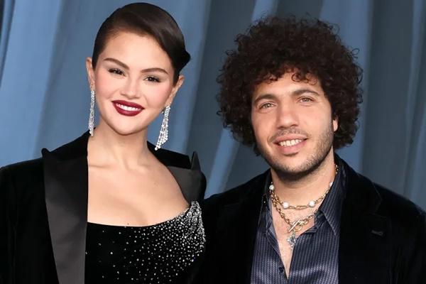 Selena Gomez (kiri) dan Benny Blanco (kanan) di Gala Museum Akademi pada 18 Oktober 2025. (FOTO: GETTY IMAGE) 