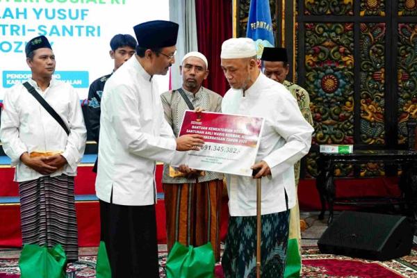 Menteri Sosial (Mensos) Saifullah Yusuf saat menyerahkan santunan kepada ahli waris korban runtuhnya bangunan di Pesantren Al-Khoziny (Foto: Kemensos) 