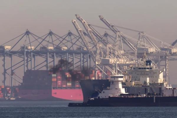 Polusi muncul dari sebuah kapal yang berlayar di Pelabuhan Long Beach, tempat kapal tanker dan kapal kontainer masuk dan keluar, pada 10 Maret 2025, di San Pedro, California. (FOTO: AP) 