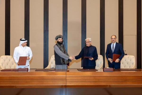 Menteri Pertahanan Afghanistan, Mullah Mohammad Yaqoob Mujahid dan Menteri Pertahanan Pakistan, Khawaja Muhammad Asif berjabat tangan setelah penandatanganan perjanjian gencatan senjata, dalam pertemuan negosiasi yang dimediasi oleh Qatar dan Turki, di Doha, Qatar, 19 Oktober 2025. Handout via REUTERS 