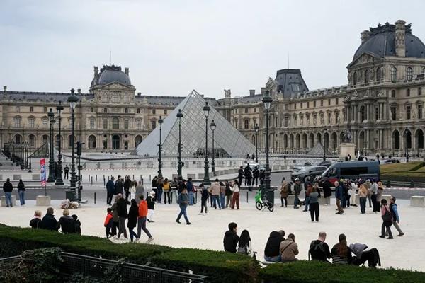 Pencuri Bersenjata Gergaji Mesin Berhasil Bawa Perhiasan Jutaan Dolar dari Museum Louvre. (FOTO: AFP) 