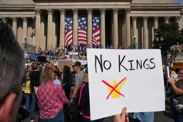 Aksi unjuk rasa hari Sabtu (18/10/2025) adalah mobilisasi massa ketiga sejak Donald Trump kembali ke Gedung Putih dan terjadi di tengah-tengah penutupan pemerintah. (FOTO: REUTERS) 