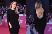 Gaun Backless Angelina Jolie Perlihatkan Tato Keren di Punggungnya