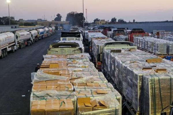 Truk-truk pengangkut bantuan kemanusiaan dan bahan bakar berbaris di perlintasan menuju Jalur Gaza di perbatasan Rafah sisi Mesir, di tengah gencatan senjata antara Israel dan Hamas di Gaza, di Rafah, Mesir, 17 Oktober 2025. REUTERS 