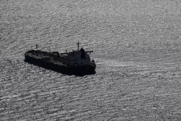 Tampilan udara menunjukkan kapal tanker minyak bernama Boracay, juga disebut Pushpa, sebuah kapal yang sedang diselidiki oleh otoritas Prancis, di lepas pantai pelabuhan Saint-Nazaire di Prancis barat, 2 Oktober 2025. REUTERS 