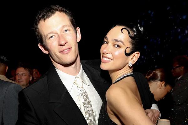 Callum Turner (kiri) dan Dua Lipa (kanan) di Met Gala 2025. (FOTO: GETTY IMAGE) 