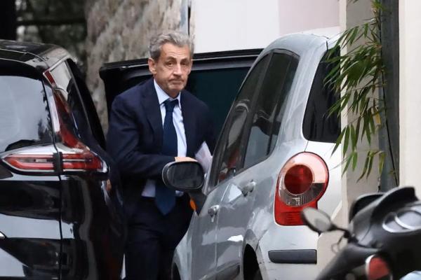 Mantan Presiden Prancis Nicolas Sarkozy meninggalkan mobilnya saat tiba di rumahnya setelah diberitahu tanggal penahanannya oleh Kejaksaan Keuangan Nasional, di Paris, Prancis, 13 Oktober 2025. REUTERS 