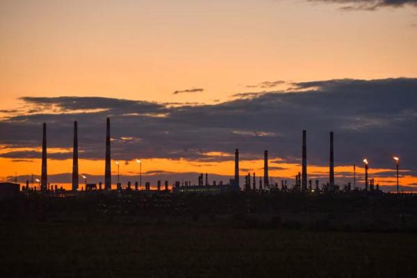 Sebuah pemandangan menunjukkan pabrik pemrosesan gas Orenburg milik Gazprom di Wilayah Orenburg, Rusia, 1 September 2023. REUTERS 