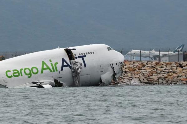 Sebuah pesawat kargo sebagian terendam air setelah keluar dari landasan pacu saat mendarat di Bandara Internasional Hong Kong di Hong Kong, Tiongkok, 20 Oktober 2025. REUTERS 