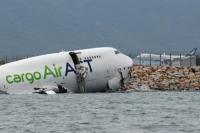 Sebuah pesawat kargo sebagian terendam air setelah keluar dari landasan pacu saat mendarat di Bandara Internasional Hong Kong di Hong Kong, Tiongkok, 20 Oktober 2025. REUTERS