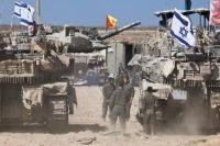 Tentara Israel berdiri di samping tank-tank di dekat perbatasan Israel-Gaza, di Israel, 19 Oktober 2025. REUTERS