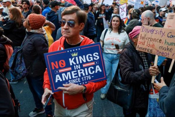 Orang-orang menghadiri protes No Kings terhadap kebijakan Presiden AS Donald Trump di Times Square, New York City, AS, 18 Oktober 2025. REUTERS 
