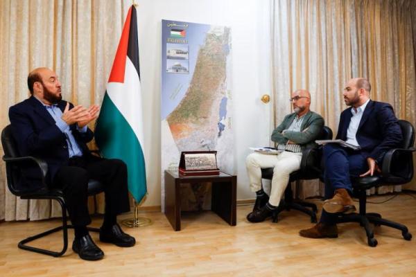 Pejabat senior Hamas, Mohammed Nazzal, berbicara dalam sebuah wawancara dengan Reuters, di Doha, Qatar, 15 Oktober 2025. REUTERS 