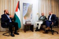 Pejabat senior Hamas, Mohammed Nazzal, berbicara dalam sebuah wawancara dengan Reuters, di Doha, Qatar, 15 Oktober 2025. REUTERS