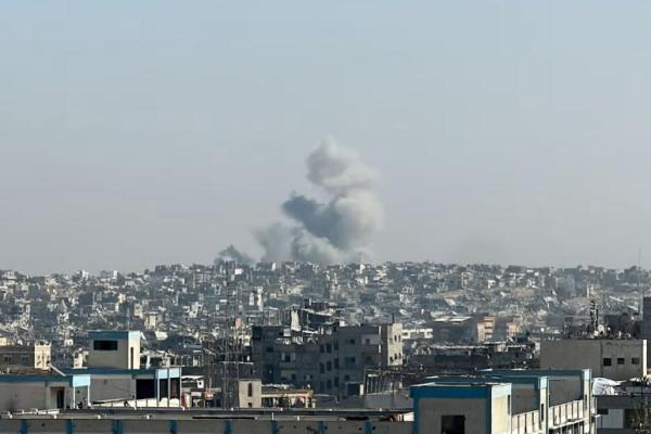 Asap mengepul setelah serangan Israel di Khan Younis, Jalur Gaza selatan, 20 Oktober 2025. REUTERS 