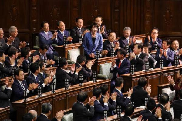 Pemimpin Partai Demokrat Liberal yang berkuasa di Jepang, Sanae Takaichi, menerima tepuk tangan setelah terpilih sebagai perdana menteri, di Majelis Rendah Parlemen di Tokyo, Jepang, 21 Oktober 2025. REUTERS 