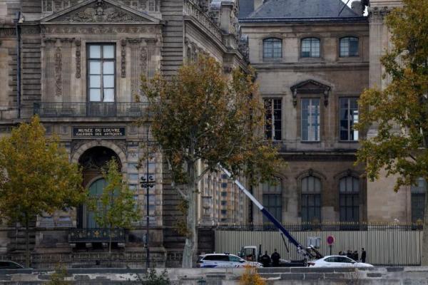 Petugas polisi bekerja di dekat derek dan jendela yang diyakini digunakan saat perampokan di Museum Louvre yang menyebabkan perhiasan dicuri, di Paris, Prancis, 19 Oktober 2025. REUTERS 