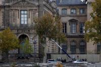 Pencuri Gunakan Truk Derek Merampok Perhiasan di Museum Louvre Paris