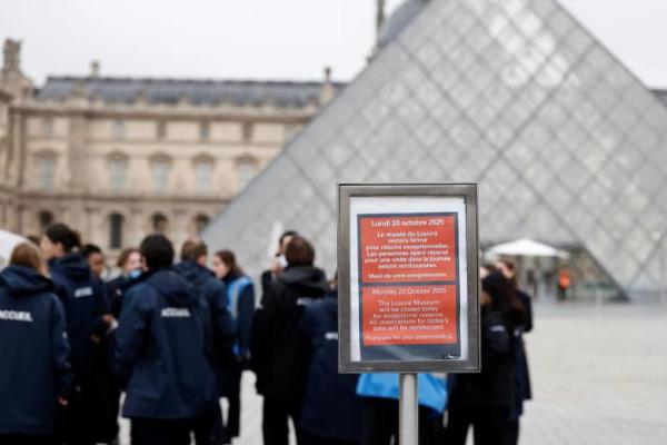 Sebuah pengumuman menyebut: Museum Louvre akan ditutup hari ini karena alasan luar biasa, terlihat di dekat Piramida kaca Museum Louvre, di Paris, Prancis, 20 Oktober 2025. REUTERS 