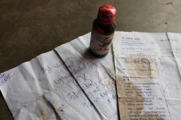 Sebotol sirup obat batuk Coldrif dan resep yang diterima Reema Yaduvanshi, 26, dari dokter Praveen Soni untuk putranya yang berusia enam bulan, Kartik, di Parasia, Madhya Pradesh, India, 10 Oktober 2025. REUTERS 