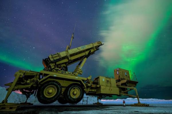 Cahaya utara bersinar di belakang stasiun peluncur rudal Patriot M903 yang ditugaskan ke Batalyon ke-5, Resimen Artileri Pertahanan Udara ke-52, selama Latihan ARCTIC EDGE 2022 di Pangkalan Angkatan Udara Eielson, Alaska, 5 Maret 2022. Handout via REUTERS 