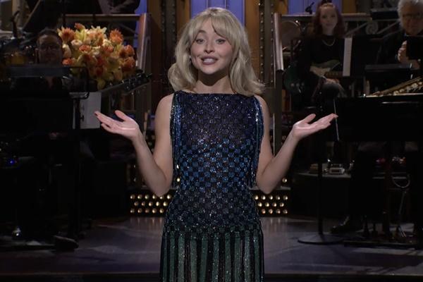 Sabrina Carpenter tampil di SNL pada 18 Oktober 2025. (FOTO: NBC) 
