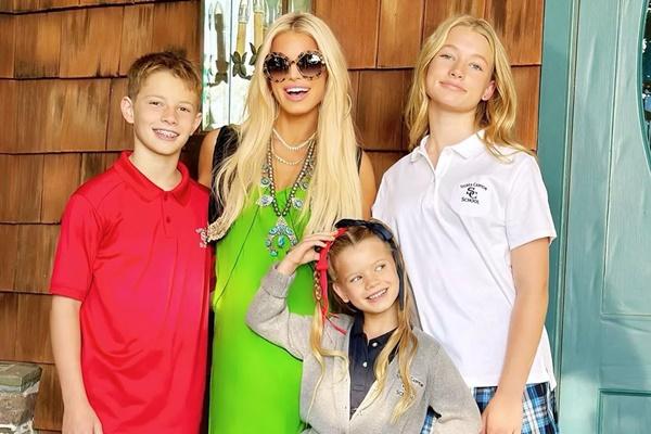 Jessica Simpson dengan anak-anak Maxwell, Ace dan Birdie. (FOTO: INSTAGRAM) 