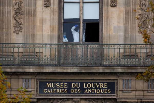 Anggota tim forensik memeriksa jendela yang diyakini telah digunakan saat perampokan di Museum Louvre yang menyebabkan perhiasan dicuri, di Paris, Prancis. REUTERS 