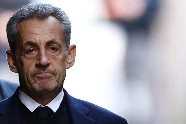 Mantan Presiden Prancis Nicolas Sarkozy meninggalkan rumahnya pada hari penahanannya di penjara Sante untuk memulai hukuman penjara lima tahun atas konspirasi kriminal atas upaya penggalangan dana kampanye dari Libya, di Paris, Prancis, 21 Oktober 2025. REUTERS 