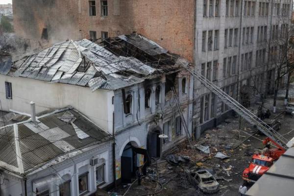 Taman kanak-kanak yang terkena serangan pesawat nirawak Rusia, di tengah serangan Rusia terhadap Ukraina, di Kharkiv, Ukraina, 22 Oktober 2025. REUTERS 