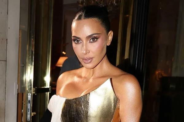 Kim Kardashian keluar untuk merayakan ulang tahunnya pada 21 Oktober 2025. (FOTO: BACKGRID) 